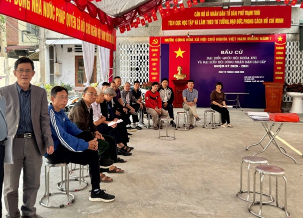 Đồng chí Cao Văn Toàn - UV BTV, Trưởng Ban xây dựng Đảng kiểm tra, giám sát công tác bầu cử các khu vực bỏ phiếu tại  thôn Giang Xá và Tổ dân phố Trạm Trôi- Ảnh 5.