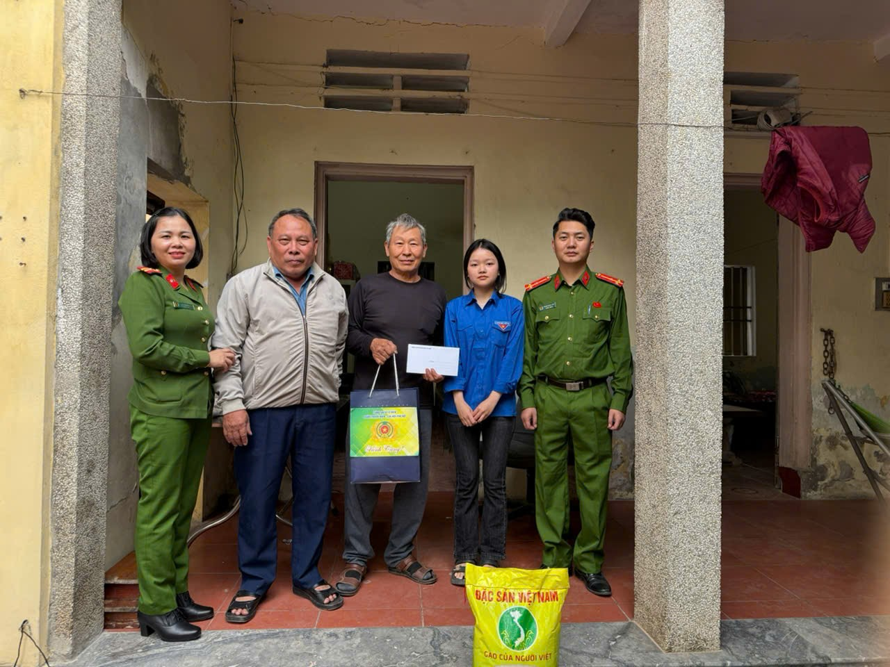 Công an xã Ô Diên lan tỏa nghĩa tình - tri ân tặng quà các gia đình chính sách và hộ cận nghèo trên địa bàn dịp 26/3- Ảnh 1.