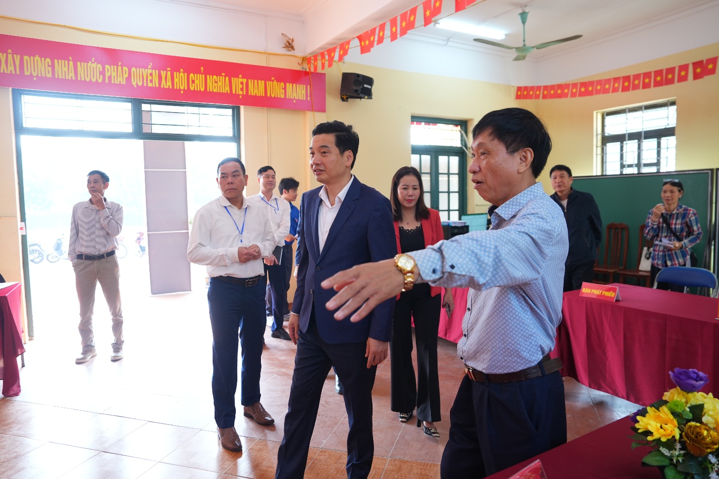 Đồng chí Bí thư Đảng ủy kiểm tra công tác chuẩn bị bầu cử tại Đơn vị bầu cử số 4- Ảnh 1.