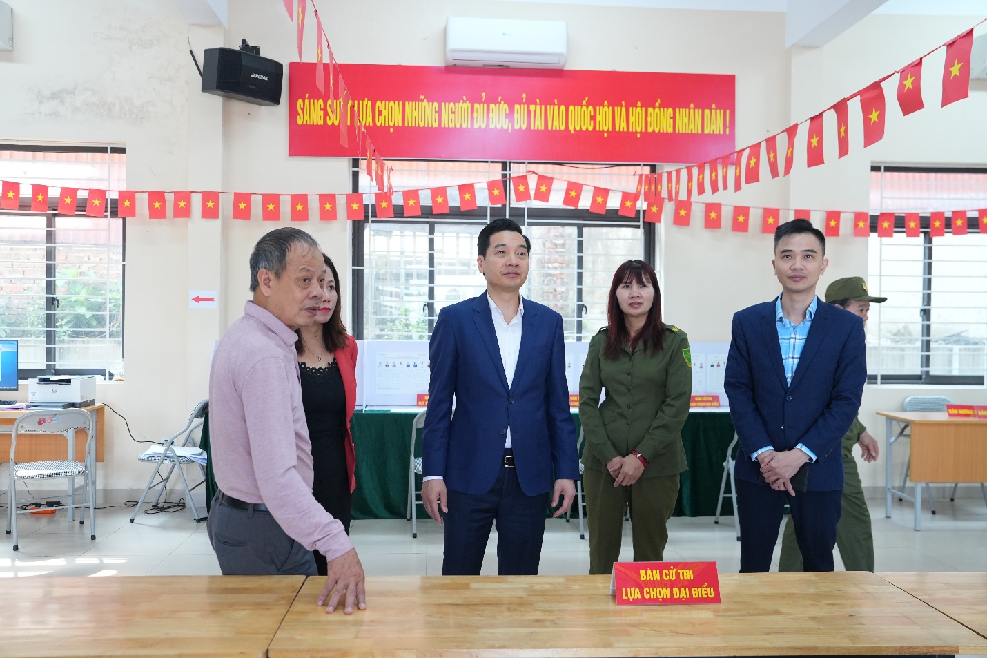 Đồng chí Bí thư Đảng ủy kiểm tra công tác chuẩn bị bầu cử tại Đơn vị bầu cử số 4- Ảnh 3.