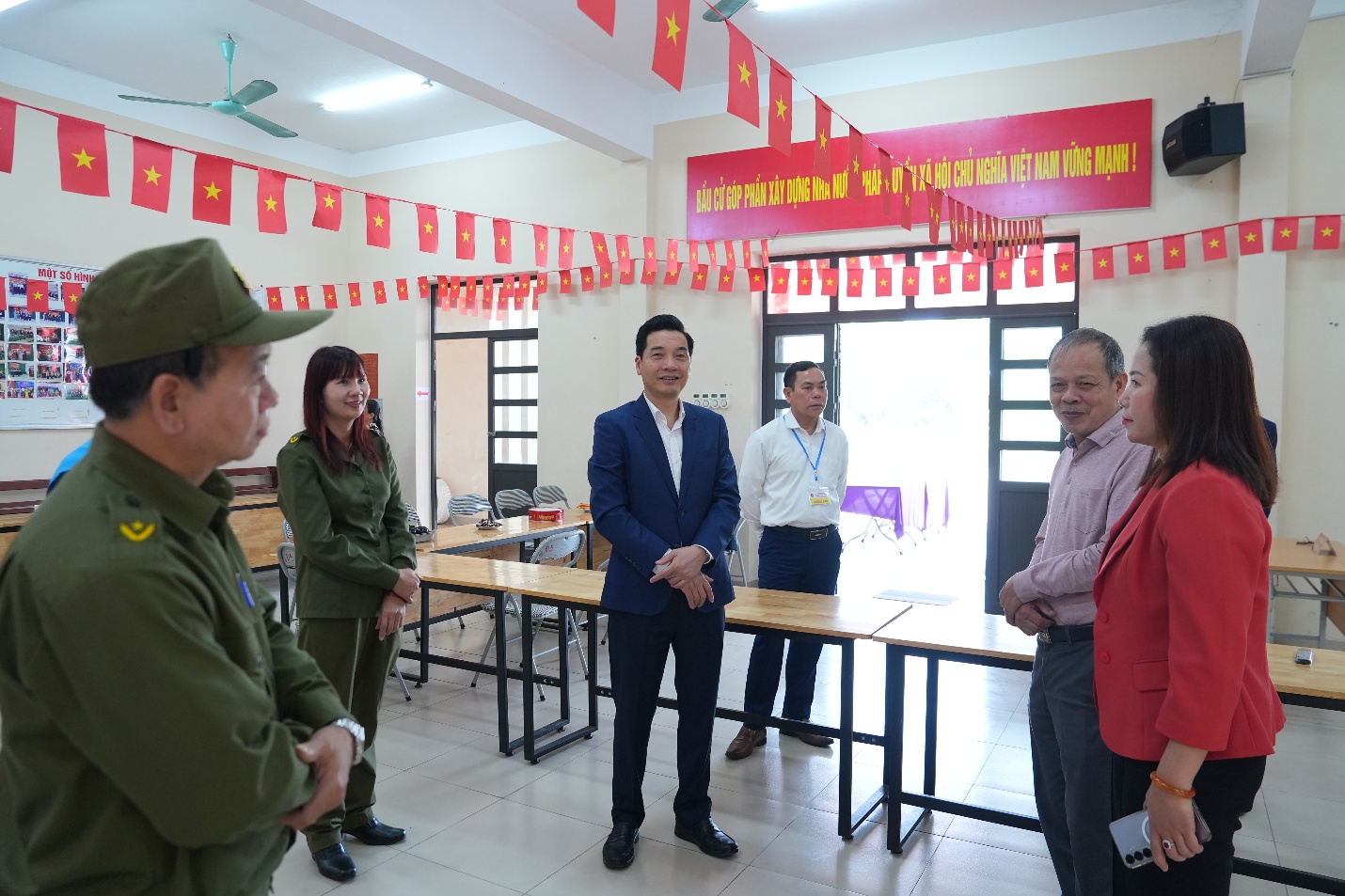 Đồng chí Bí thư Đảng ủy kiểm tra công tác chuẩn bị bầu cử tại Đơn vị bầu cử số 4- Ảnh 4.