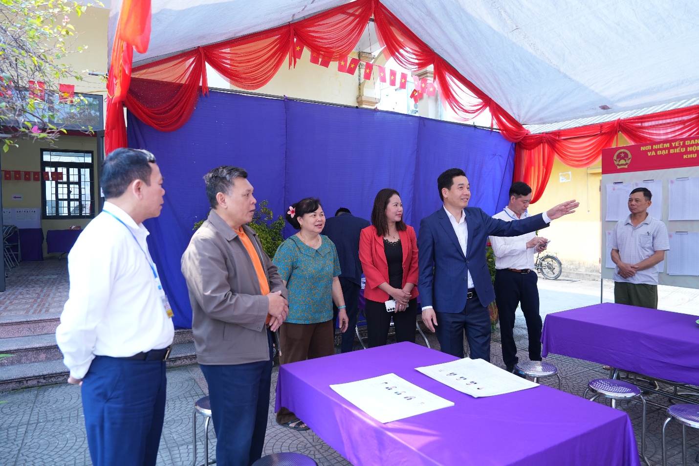 Đồng chí Bí thư Đảng ủy kiểm tra công tác chuẩn bị bầu cử tại Đơn vị bầu cử số 4- Ảnh 5.