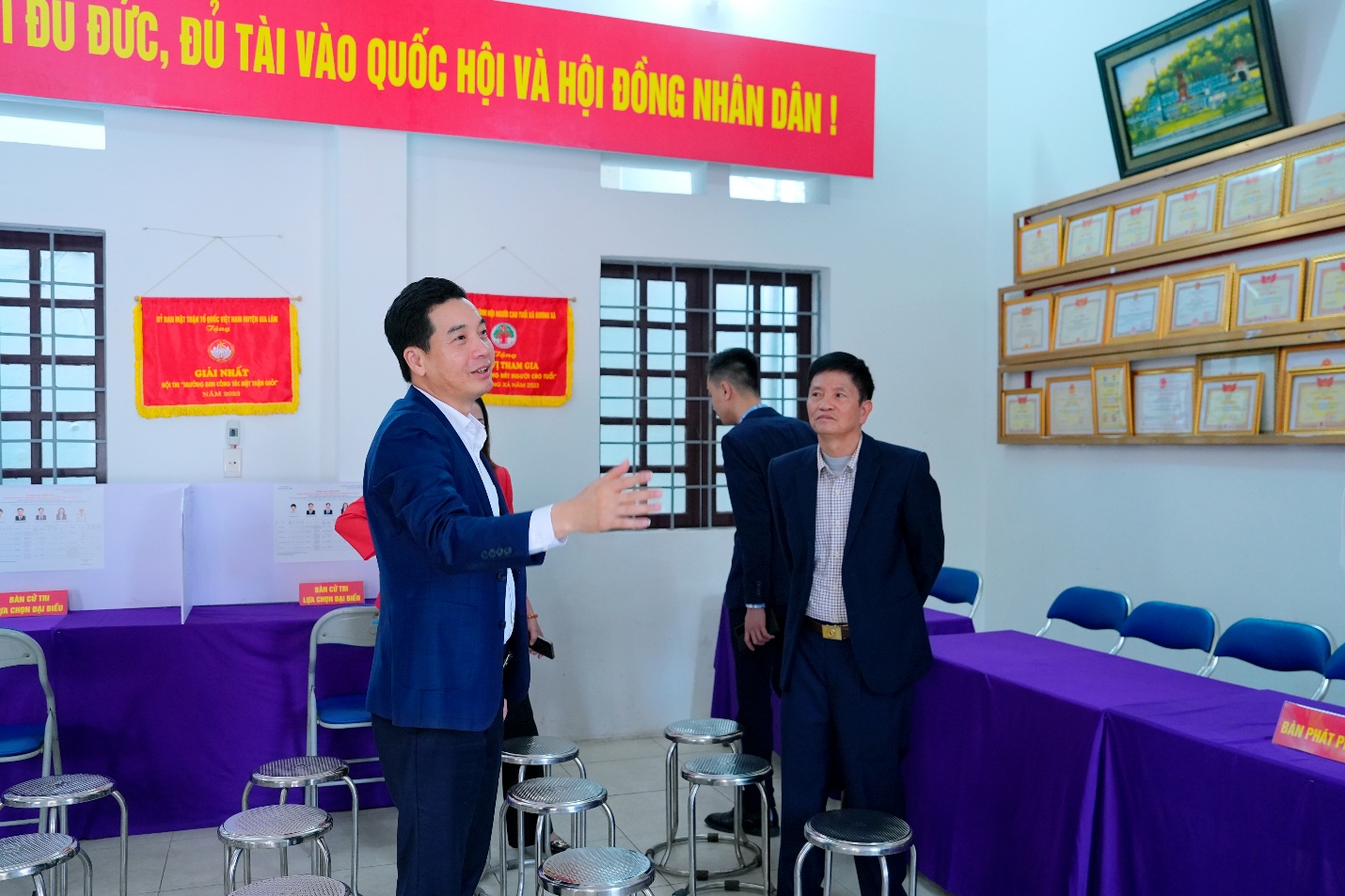 Đồng chí Bí thư Đảng ủy kiểm tra công tác chuẩn bị bầu cử tại Đơn vị bầu cử số 4- Ảnh 6.