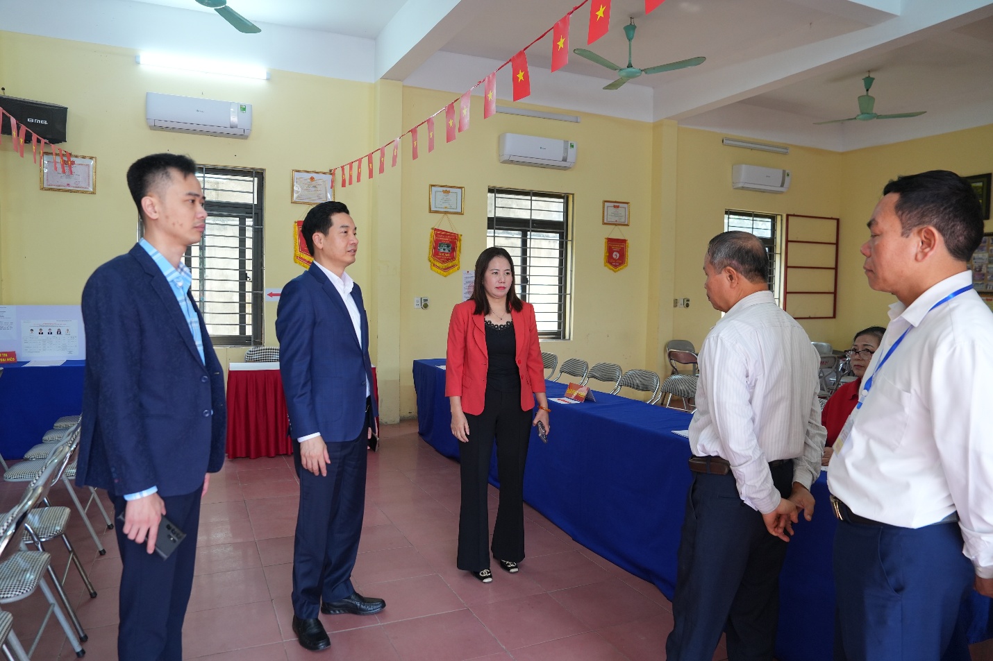 Đồng chí Bí thư Đảng ủy kiểm tra công tác chuẩn bị bầu cử tại Đơn vị bầu cử số 4- Ảnh 7.