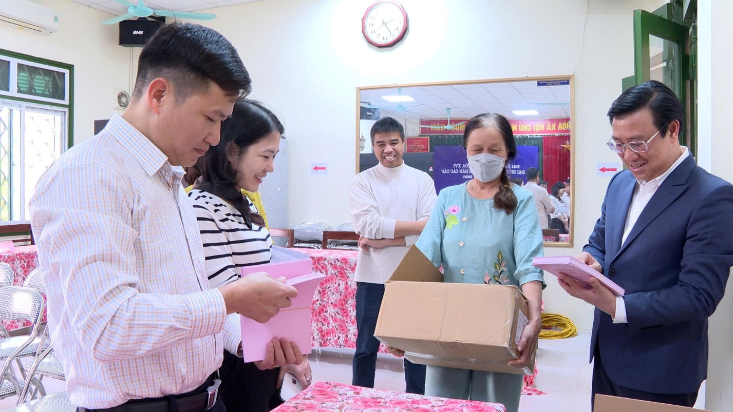 Hoài Đức hoàn thành phát phiếu bầu, đóng dấu và triển khai bảo vệ tại các khu vực bỏ phiếu- Ảnh 1.