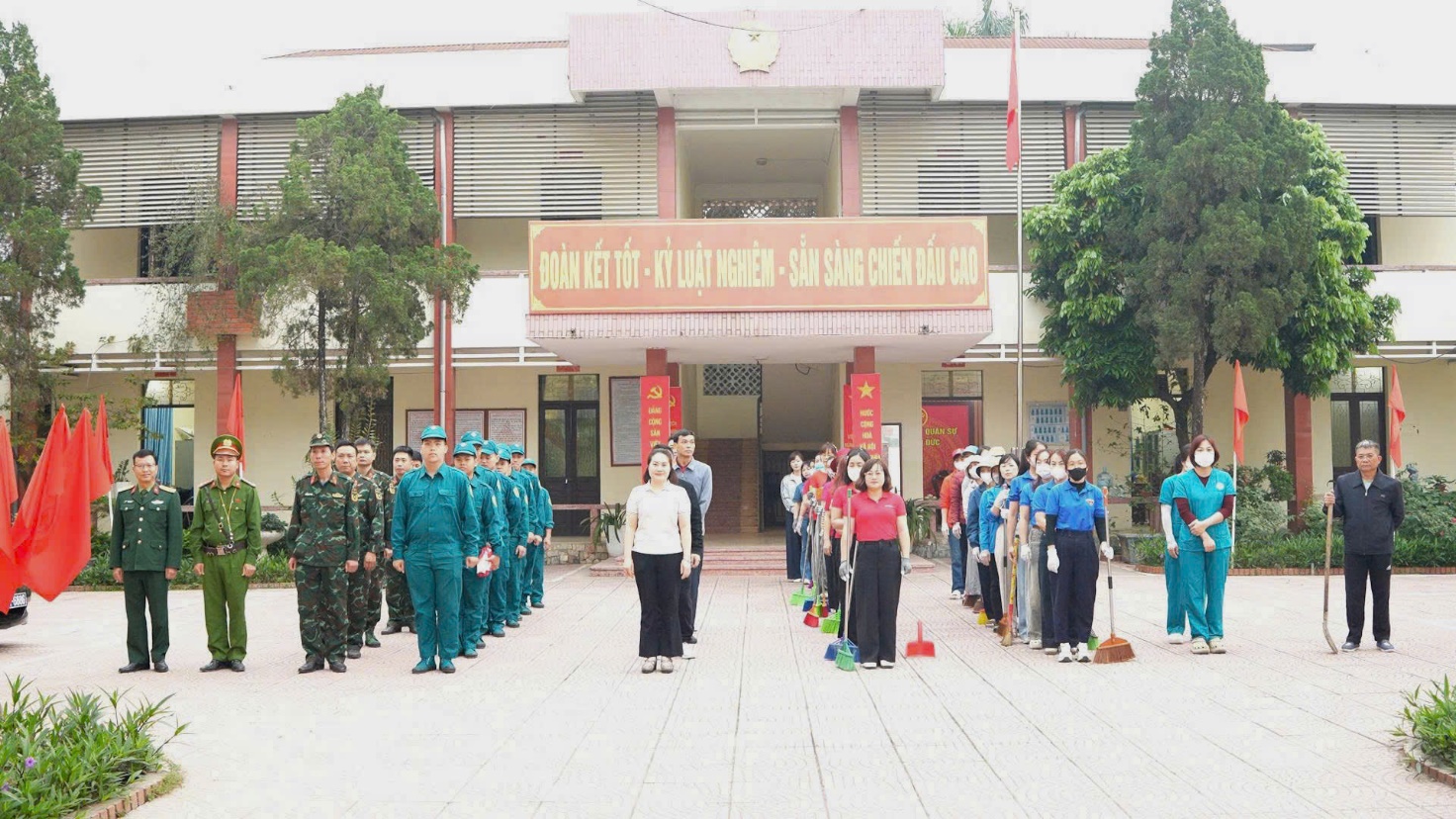 Xã Hoài Đức ra quân vệ sinh môi trường phục vụ bầu cử đại biểu Quốc hội khóa XVI và đại biểu HĐND các cấp nhiệm kỳ 2026-2031- Ảnh 1.