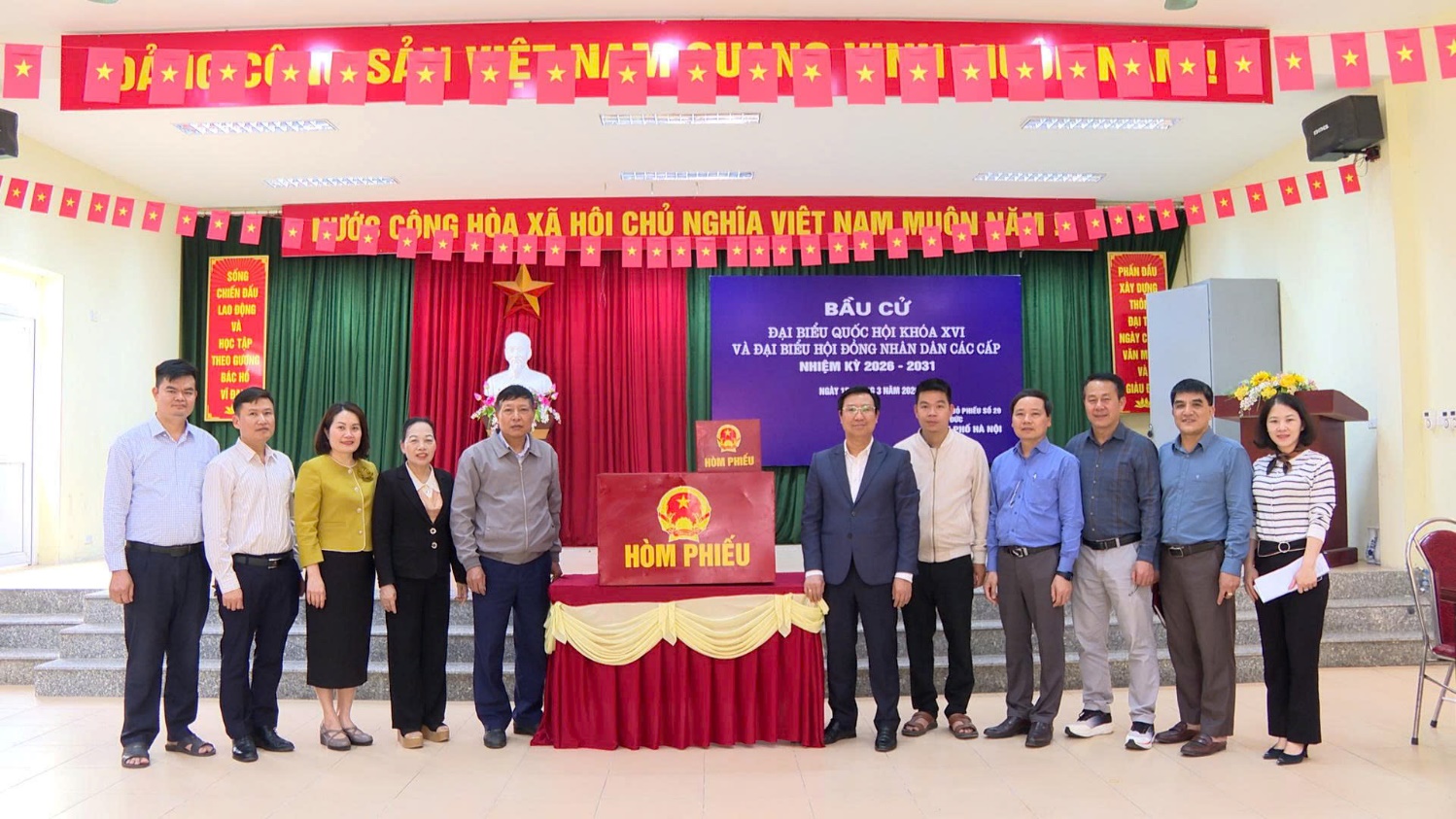 Đồng chí Bí thư Đảng uỷ xã Hoài Đức tiếp tục kiểm tra công tác chuẩn bị bầu cử tại các đơn vị bầu cử- Ảnh 1.