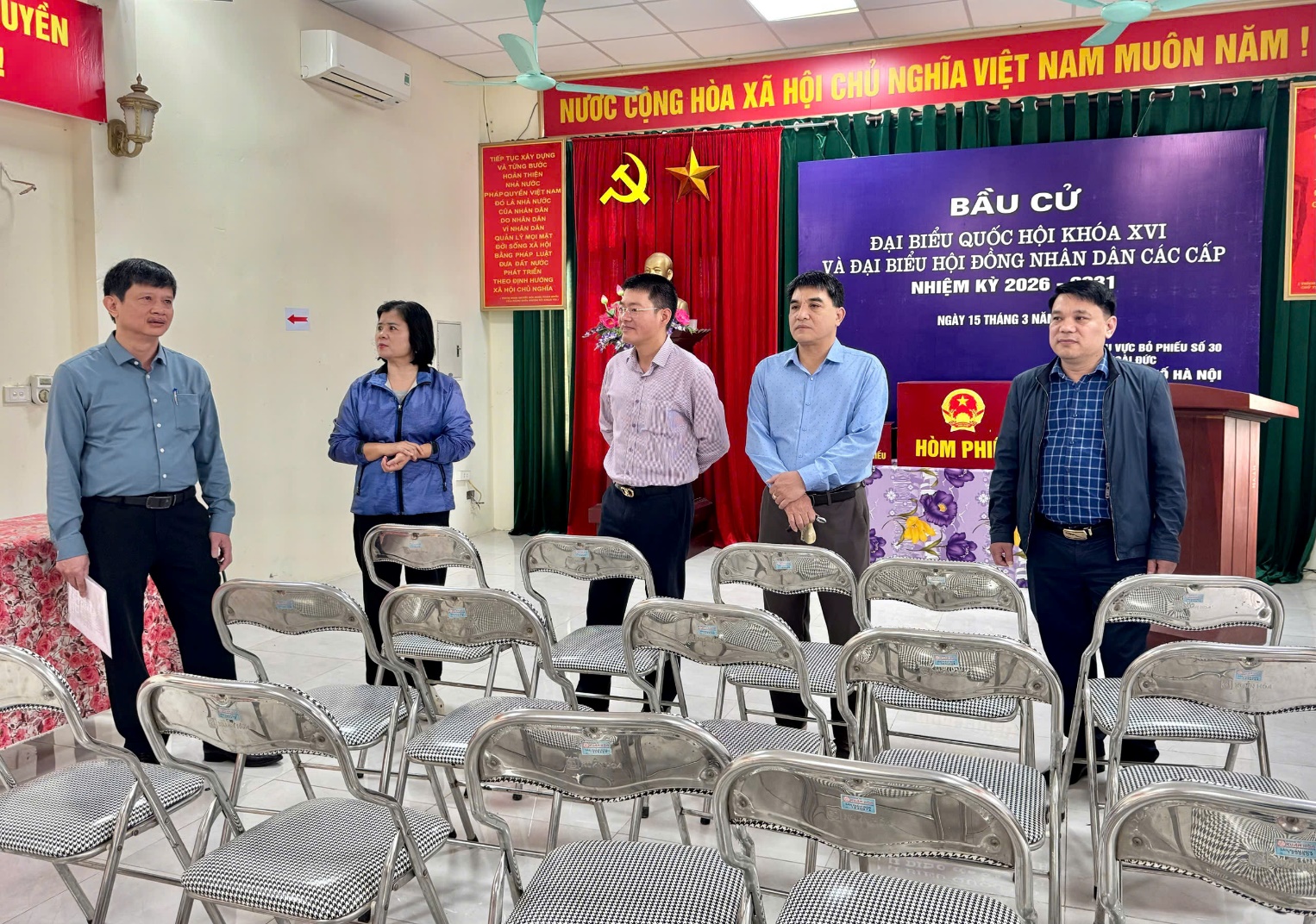 Đồng chí Nguyễn Huy Hoàng - Phó Bí thư Đảng uỷ, Chủ tịch UBND xã kiểm tra công tác chuân bi tại các điểm bầu cử- Ảnh 1.