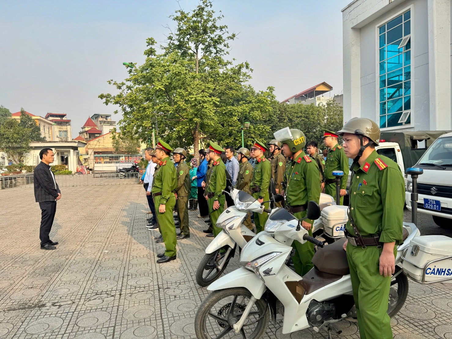 Hoài Đức tổ chức ra quân giải tỏa vi phạm lấn, chiếm lòng đường, vỉa hè, hành lang an toàn giao thông phục vụ cuộc Bầu cử Đại biểu Quốc hội khóa XVI và đại biểu Hội đồng nhân dân các cấp nhiệm kỳ 2026-2031.- Ảnh 1.