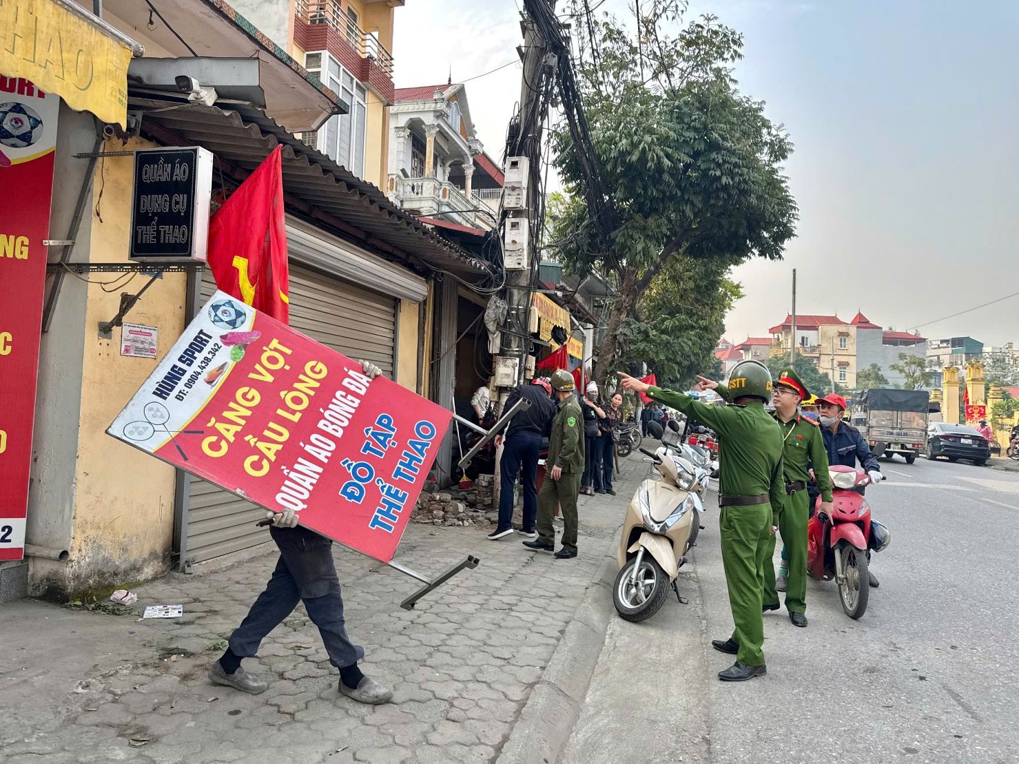 Hoài Đức tổ chức ra quân giải tỏa vi phạm lấn, chiếm lòng đường, vỉa hè, hành lang an toàn giao thông phục vụ cuộc Bầu cử Đại biểu Quốc hội khóa XVI và đại biểu Hội đồng nhân dân các cấp nhiệm kỳ 2026-2031.- Ảnh 2.