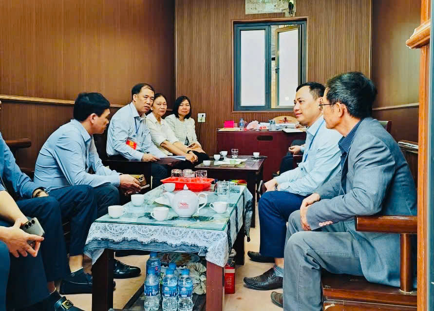 Đồng chí Cao Văn Toàn - UV BTV, Trưởng Ban xây dựng Đảng kiểm tra, giám sát công tác bầu cử các khu vực bỏ phiếu tại  thôn Giang Xá và Tổ dân phố Trạm Trôi- Ảnh 1.