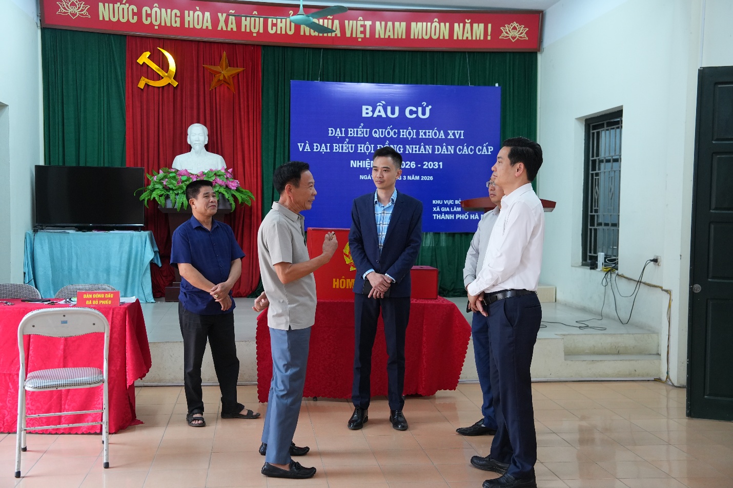 Đồng chí Bí thư Đảng ủy xã kiểm tra công tác chuẩn bị bầu cử tại Đơn vị bầu cử số 1- Ảnh 1.