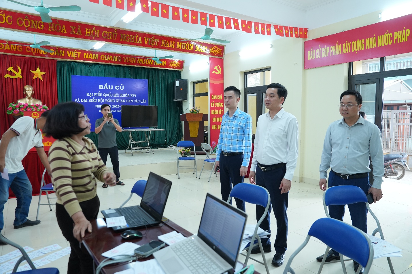 Đồng chí Bí thư Đảng ủy xã kiểm tra công tác chuẩn bị bầu cử tại Đơn vị bầu cử số 1- Ảnh 2.