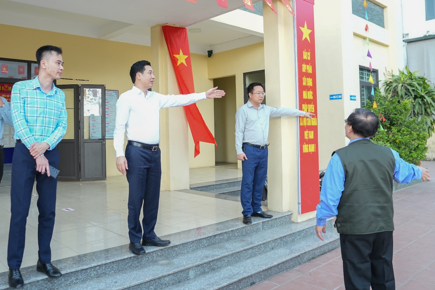 Đồng chí Bí thư Đảng ủy xã kiểm tra công tác chuẩn bị bầu cử tại Đơn vị bầu cử số 1- Ảnh 3.