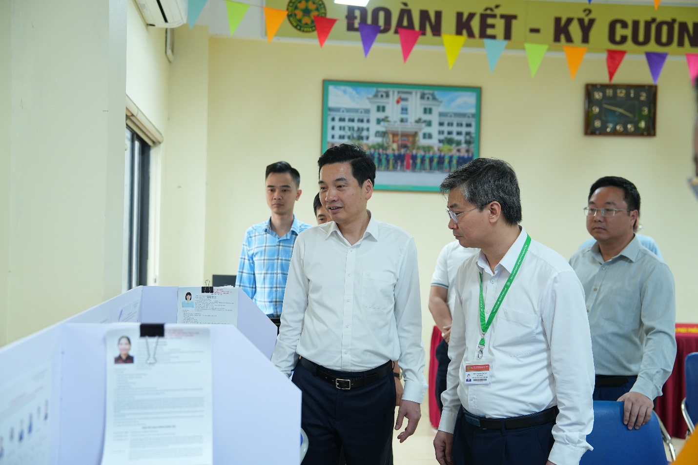 Đồng chí Bí thư Đảng ủy xã kiểm tra công tác chuẩn bị bầu cử tại Đơn vị bầu cử số 1- Ảnh 4.