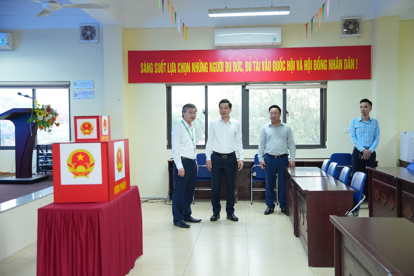 Đồng chí Bí thư Đảng ủy xã kiểm tra công tác chuẩn bị bầu cử tại Đơn vị bầu cử số 1- Ảnh 5.