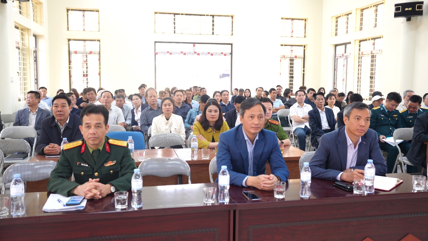 A group of people sitting at tables  AI-generated content may be incorrect.