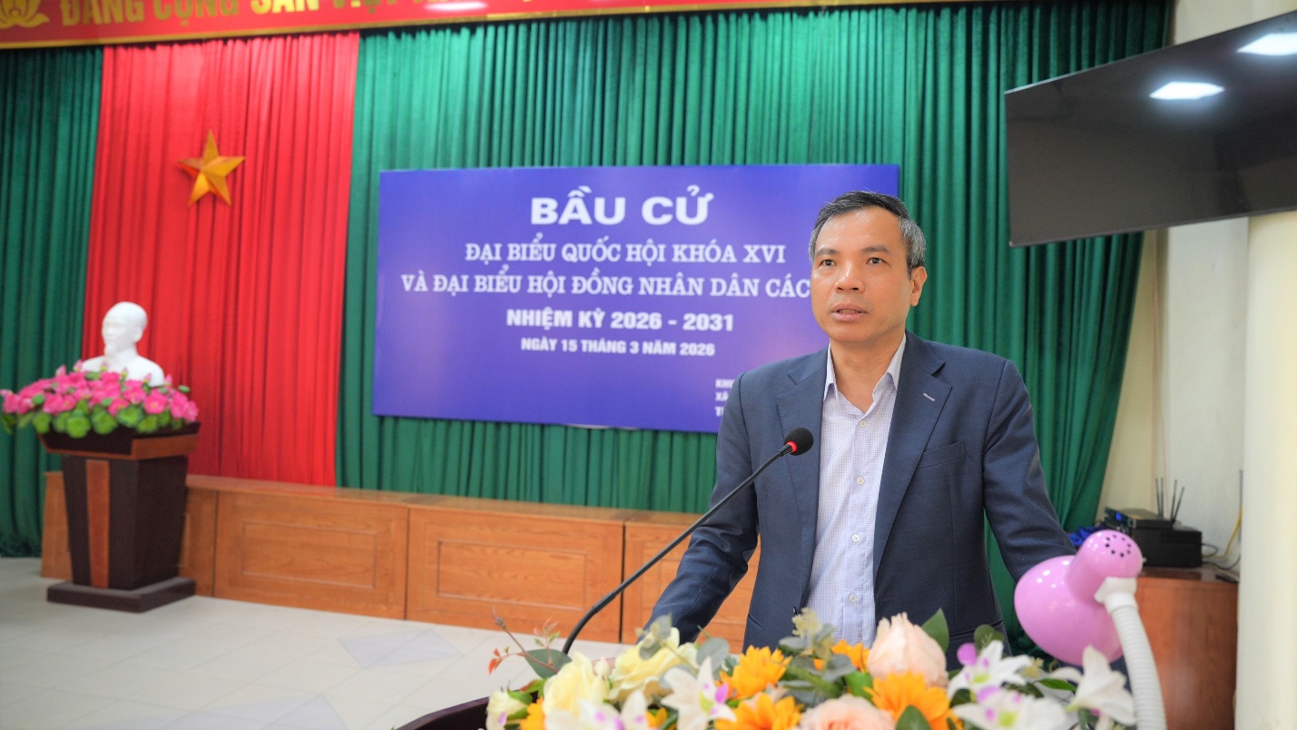 A person standing at a podium  AI-generated content may be incorrect.