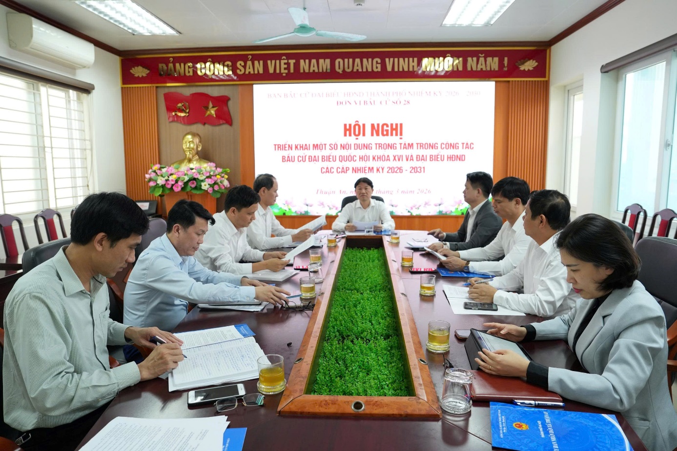 Ảnh có chứa trang phục, trong nhà, người, đàn ông  Nội dung do AI tạo ra có thể không chính xác.