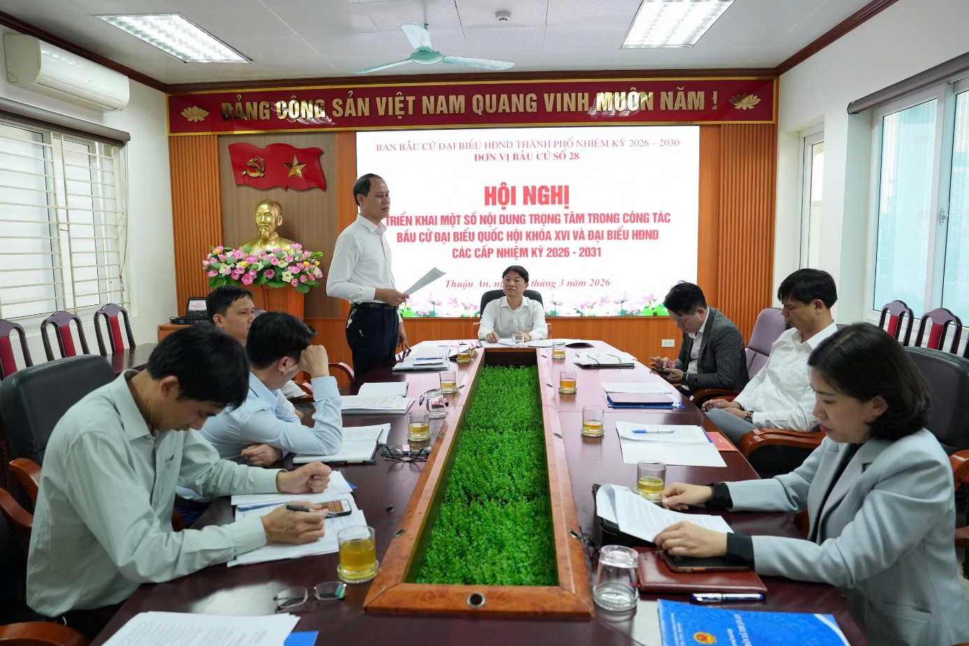 Ảnh có chứa trang phục, trong nhà, người, đàn ông  Nội dung do AI tạo ra có thể không chính xác.