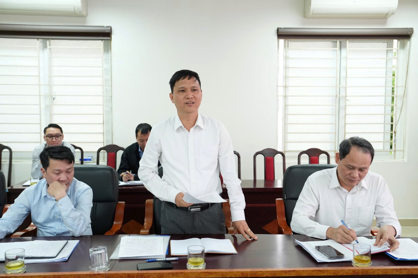 Ảnh có chứa trang phục, người, đàn ông, trong nhà  Nội dung do AI tạo ra có thể không chính xác.