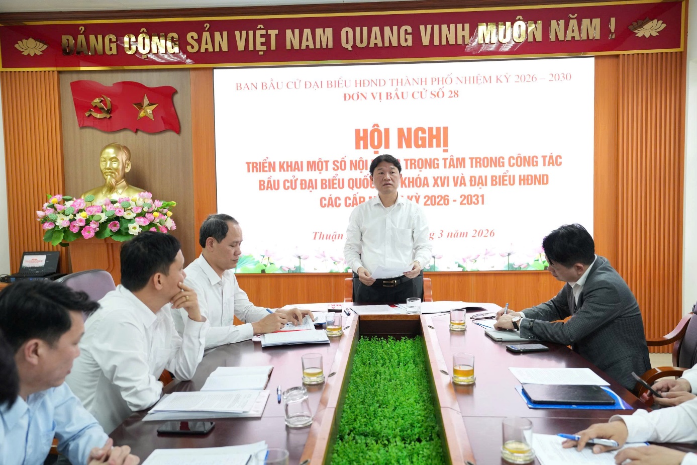 Ảnh có chứa trang phục, đàn ông, Mặt người, trong nhà  Nội dung do AI tạo ra có thể không chính xác.