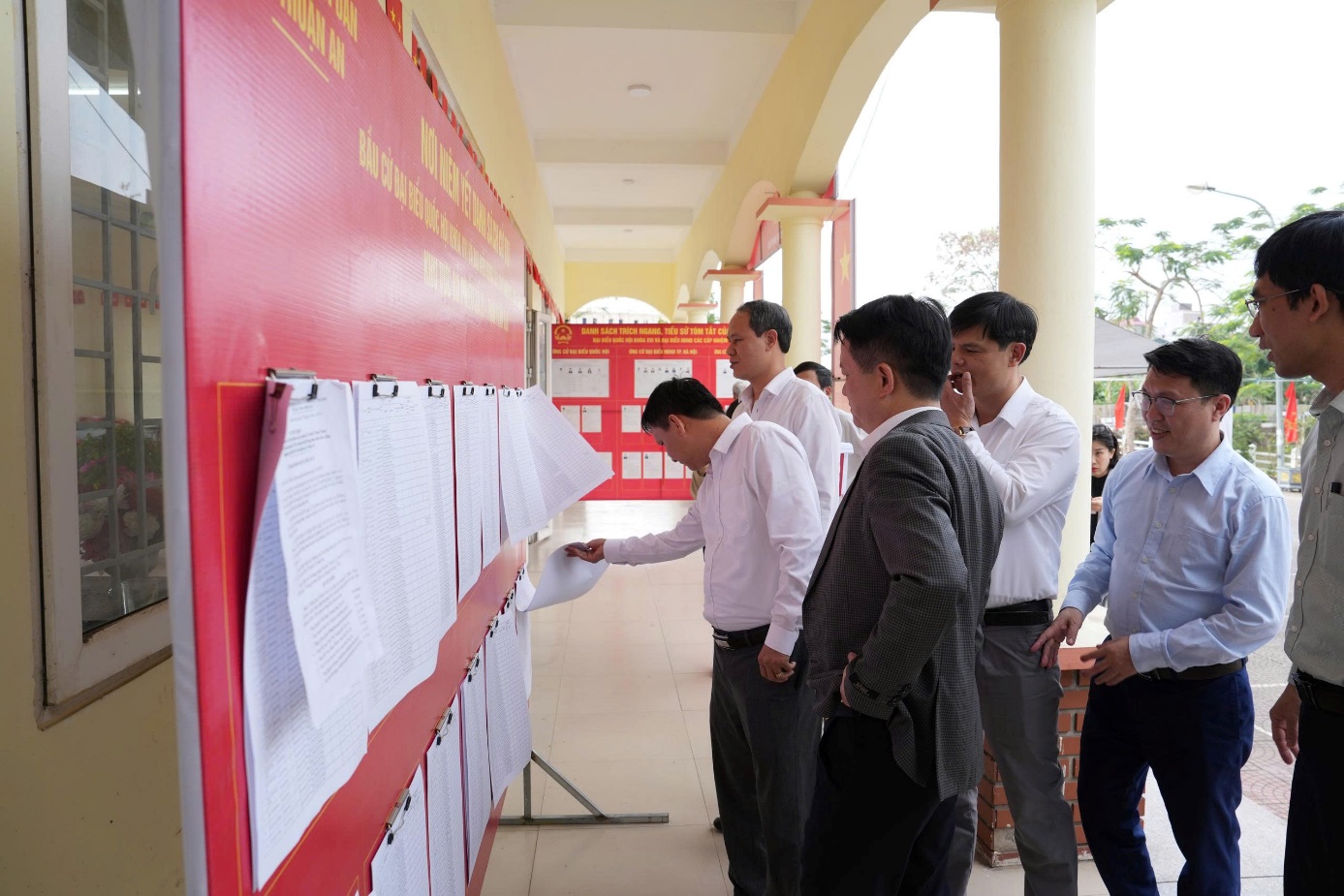 Ảnh có chứa trang phục, người, đàn ông, áo sơ mi  Nội dung do AI tạo ra có thể không chính xác.