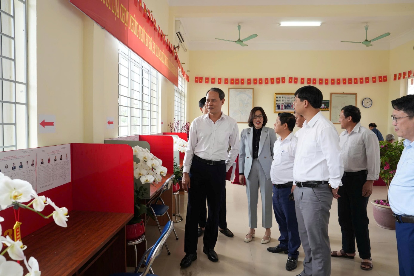 Ảnh có chứa trang phục, người, trong nhà, đàn ông  Nội dung do AI tạo ra có thể không chính xác.