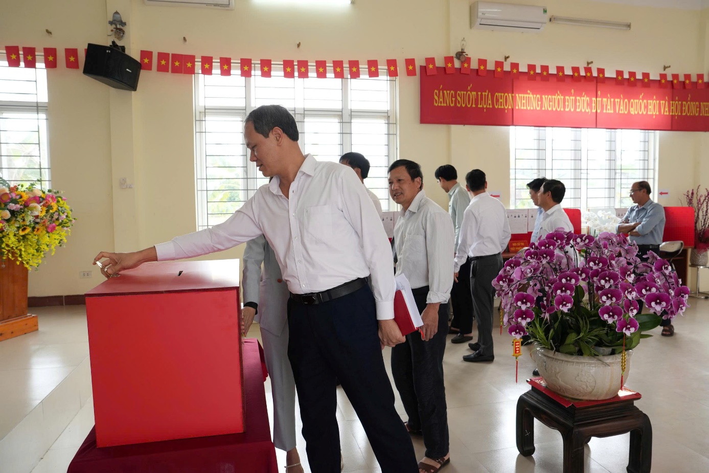 Ảnh có chứa trang phục, người, trong nhà, đàn ông  Nội dung do AI tạo ra có thể không chính xác.