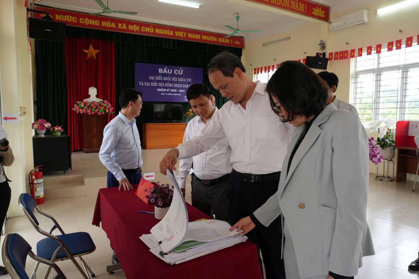 Ảnh có chứa trang phục, người, đàn ông, ghế  Nội dung do AI tạo ra có thể không chính xác.