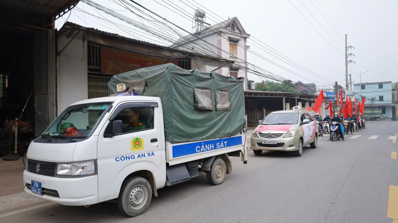 Xã Suối Hai tuyên truyền lưu động về bầu cử- Ảnh 2.