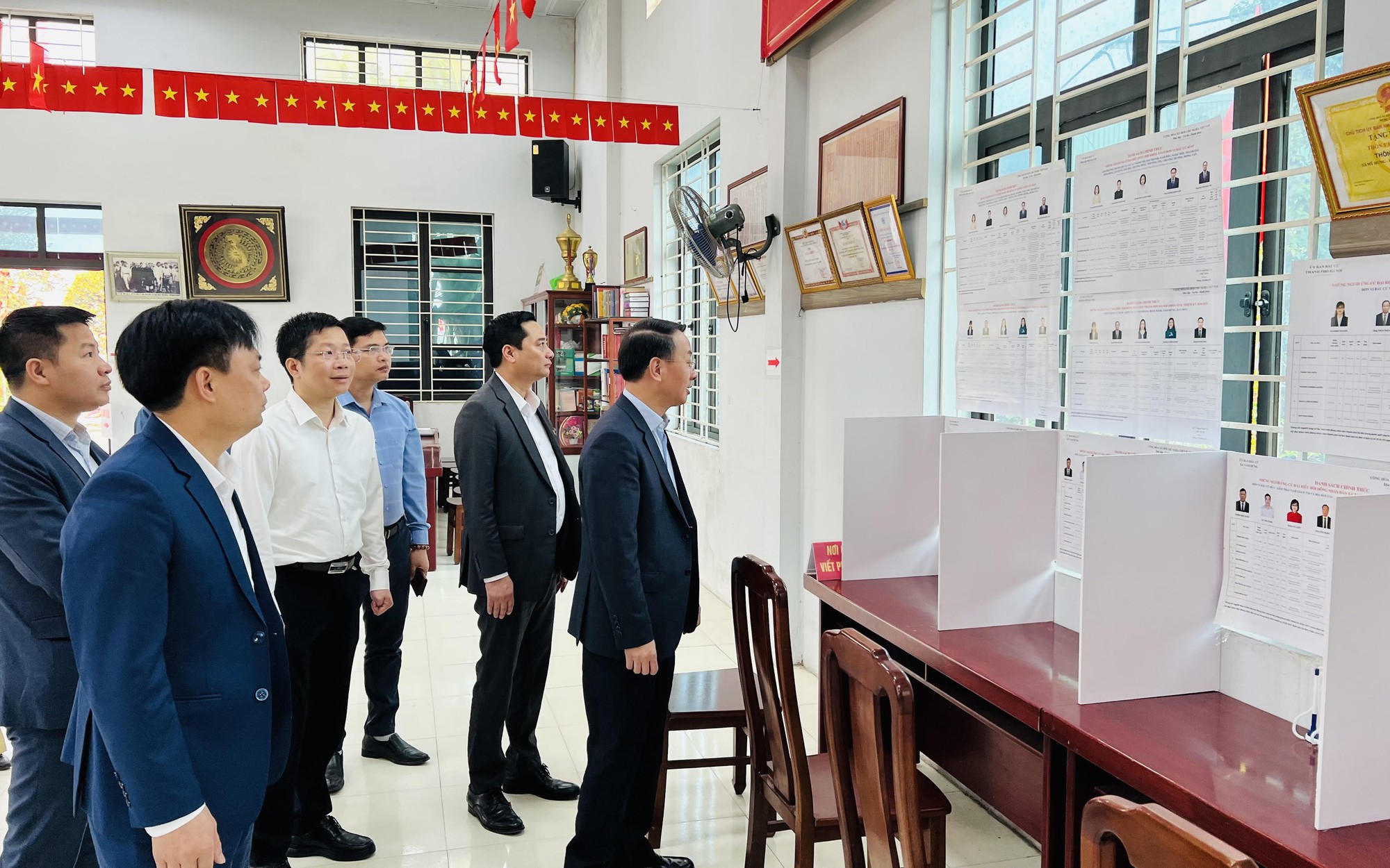 Trưởng ban Nội chính Thành ủy Hà Nội Trần Đình Cảnh kiểm tra công tác chuẩn bị bầu cử tại xã Tam Hưng 