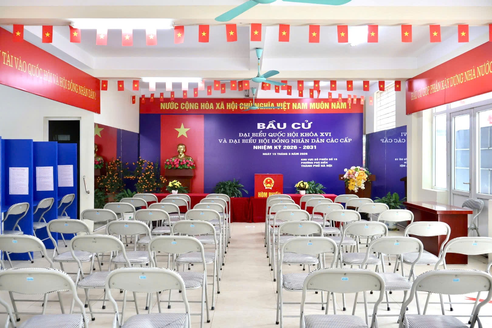 Phường Phú Diễn: Tổng duyệt quy trình, sẵn sàng đón cử tri- Ảnh 3.