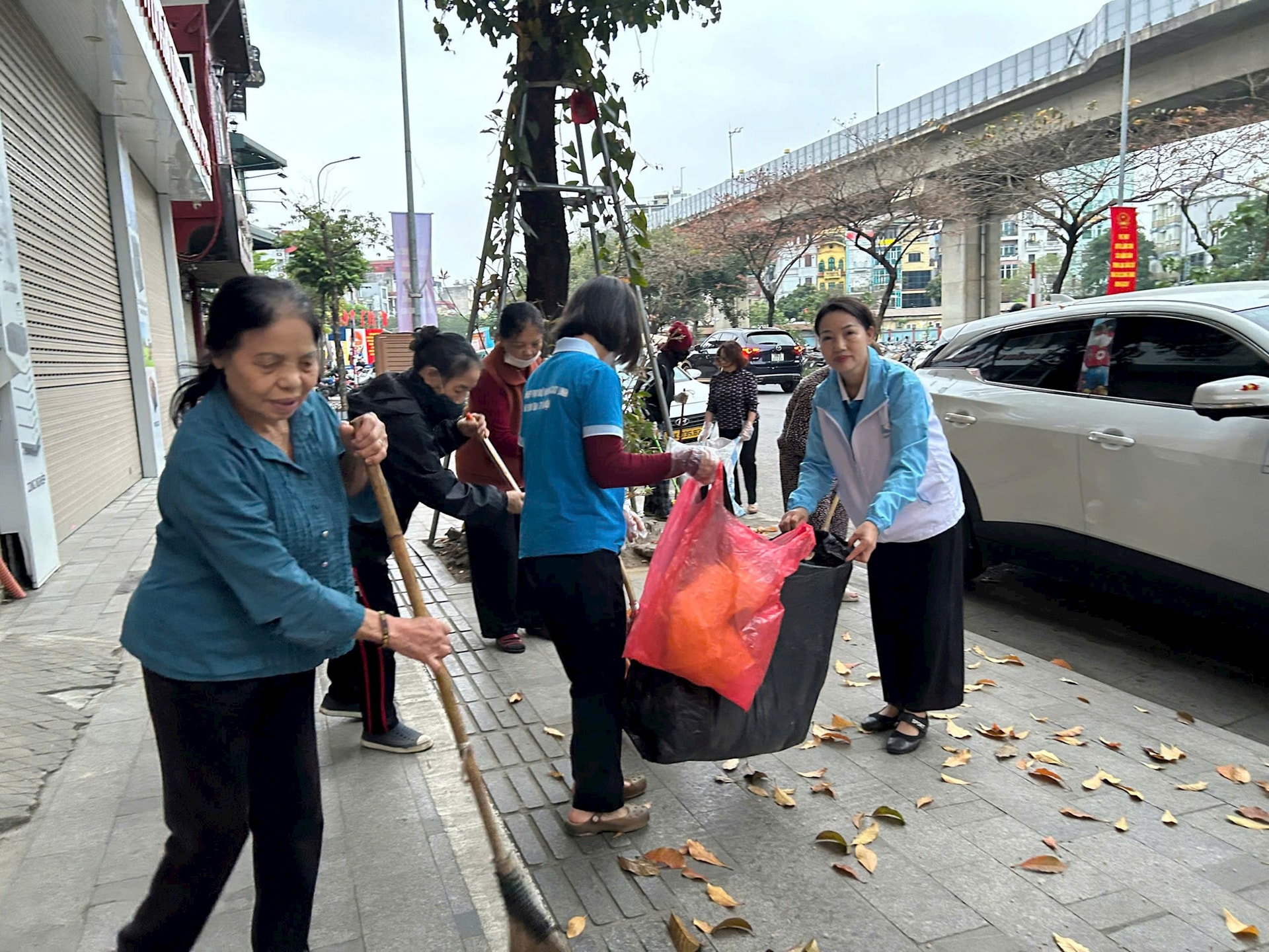 Phường Ô Chợ Dừa tổng vệ sinh môi trường phục vụ bầu cử- Ảnh 2.