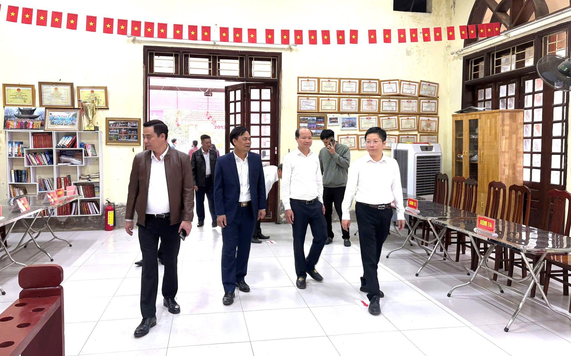 Lãnh đạo xã Tam Hưng kiểm tra toàn diện công tác bầu cử