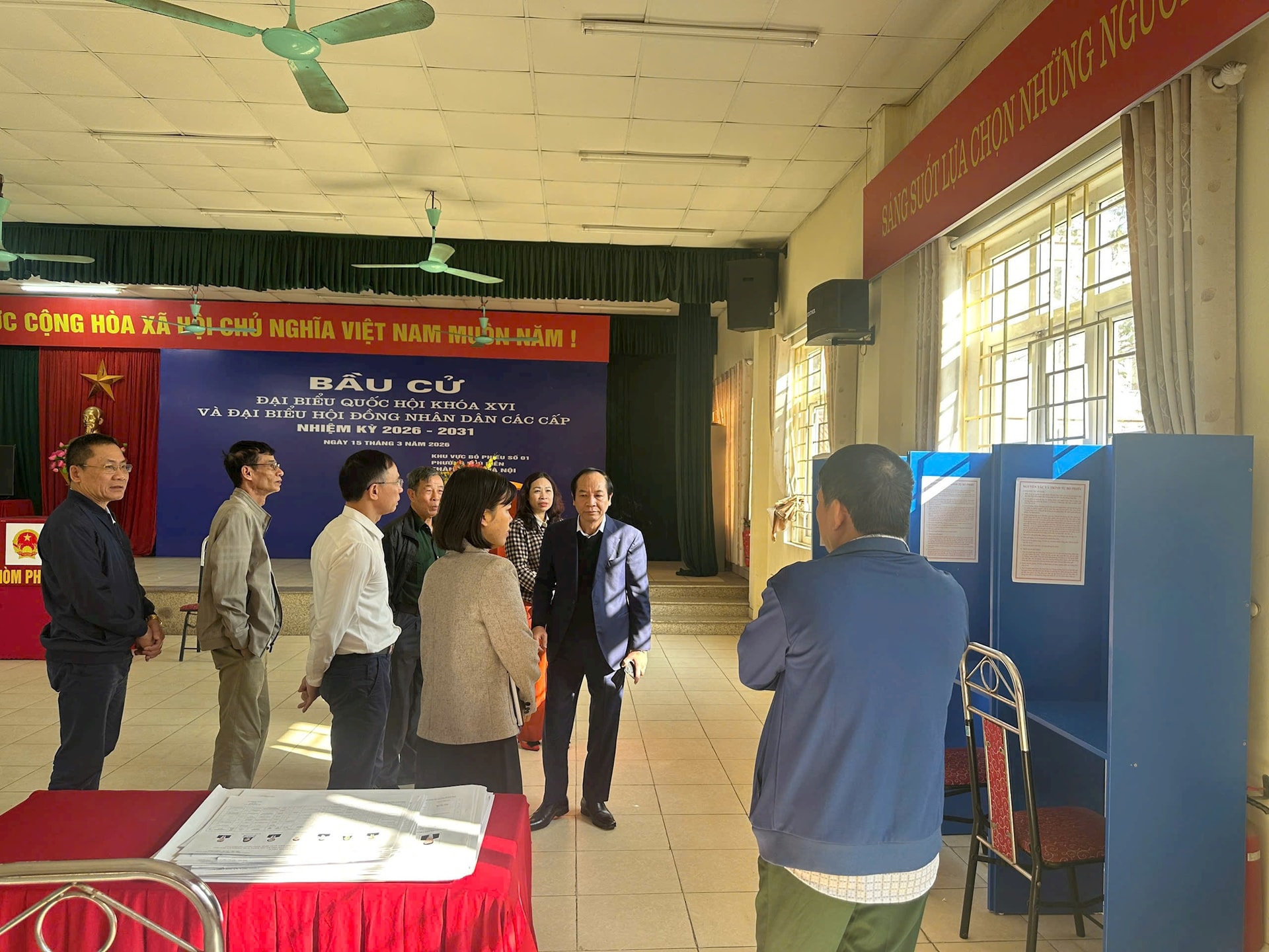 Công tác chuẩn bị tại các điểm bỏ phiếu phường Phú Diễn: Nhiều cách làm khoa học, hiệu quả- Ảnh 7.