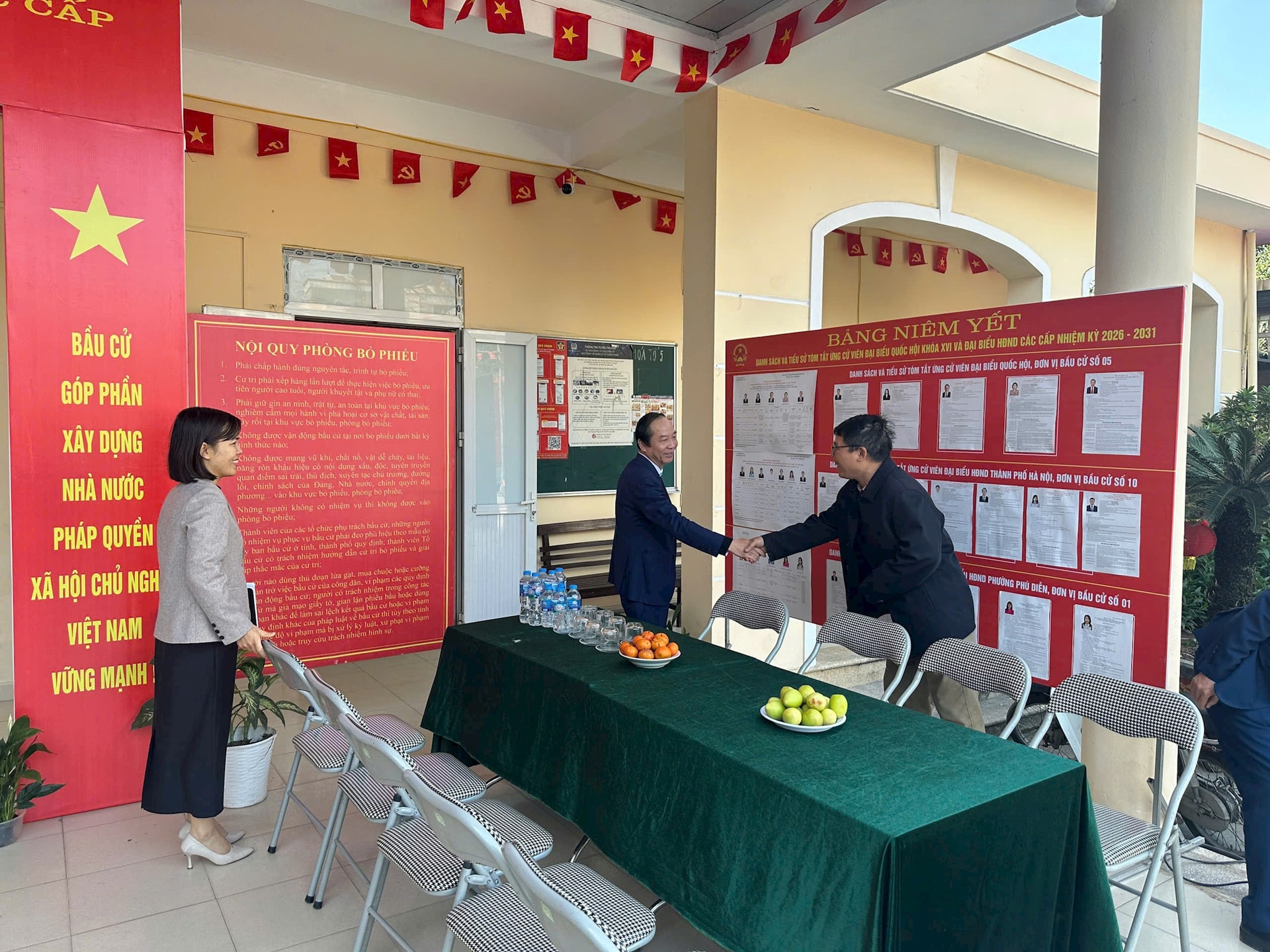Công tác chuẩn bị tại các điểm bỏ phiếu phường Phú Diễn: Nhiều cách làm khoa học, hiệu quả- Ảnh 8.