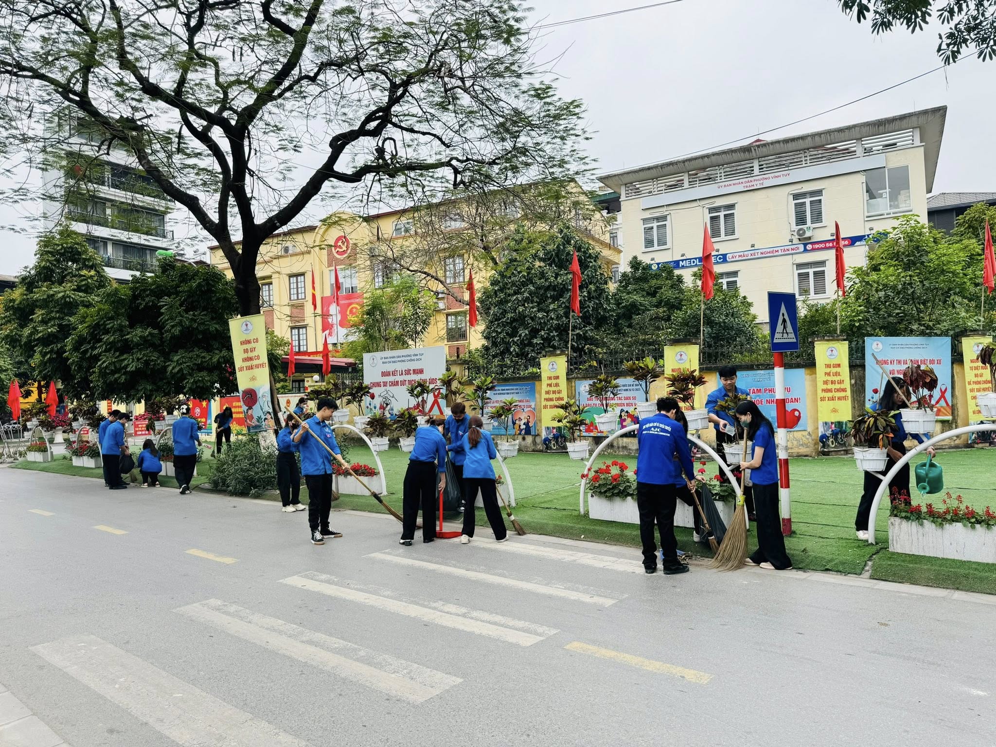 ĐOÀN TNCS HỒ CHÍ MINH PHƯỜNG VĨNH TUY RA QUÂN VỆ SINH MÔI TRƯỜNG CHÀO MỪNG CUỘC BẦU CỬ ĐẠI BIỂU QUỐC HỘI VÀ ĐẠI BIỂU HĐND CÁC CẤP, NHIỆM KỲ 2026 - 2031 VÀ HƯỞNG ỨNG THÁNG THANH NIÊN NĂM 2026- Ảnh 2.