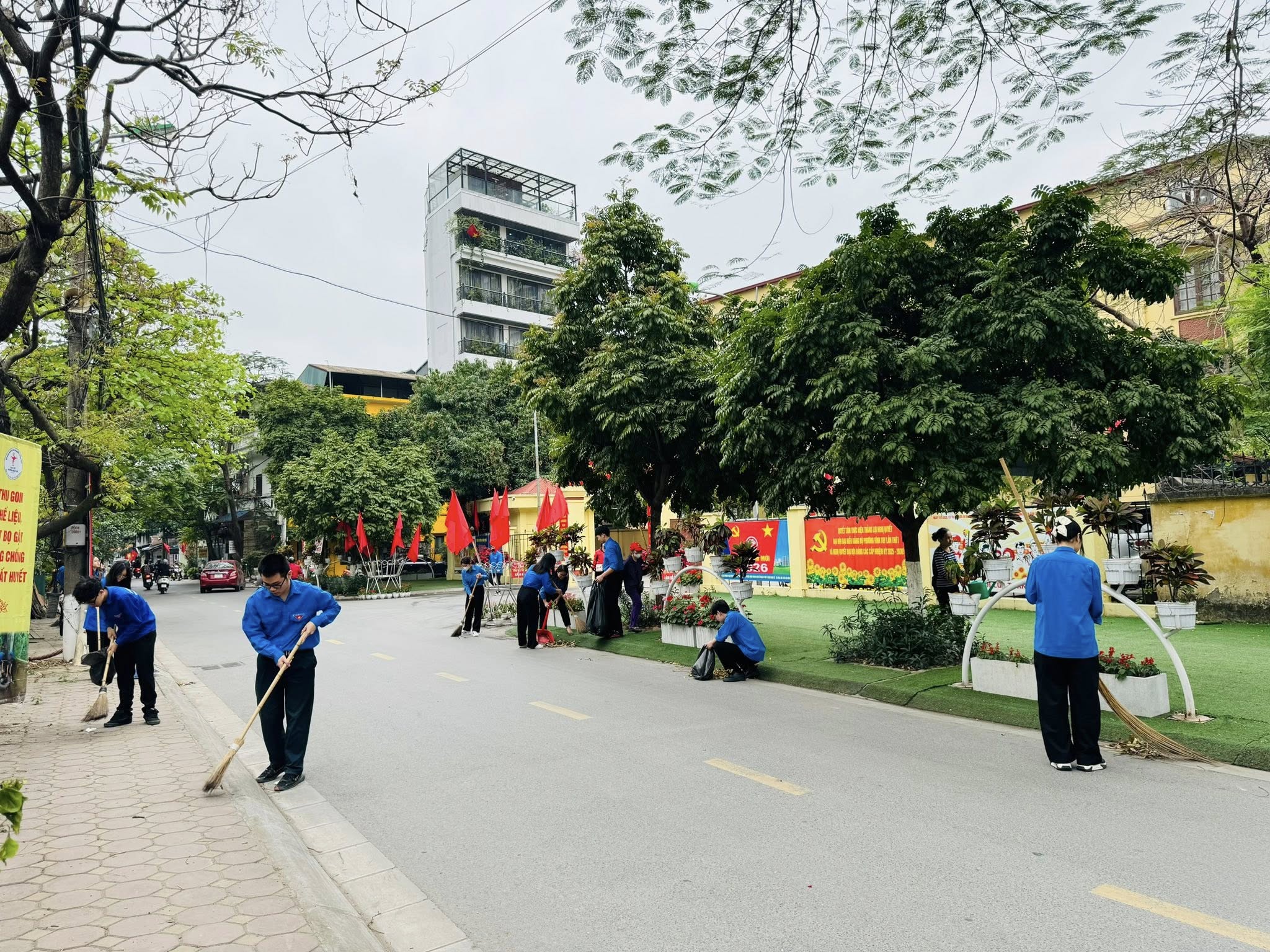 ĐOÀN TNCS HỒ CHÍ MINH PHƯỜNG VĨNH TUY RA QUÂN VỆ SINH MÔI TRƯỜNG CHÀO MỪNG CUỘC BẦU CỬ ĐẠI BIỂU QUỐC HỘI VÀ ĐẠI BIỂU HĐND CÁC CẤP, NHIỆM KỲ 2026 - 2031 VÀ HƯỞNG ỨNG THÁNG THANH NIÊN NĂM 2026- Ảnh 3.