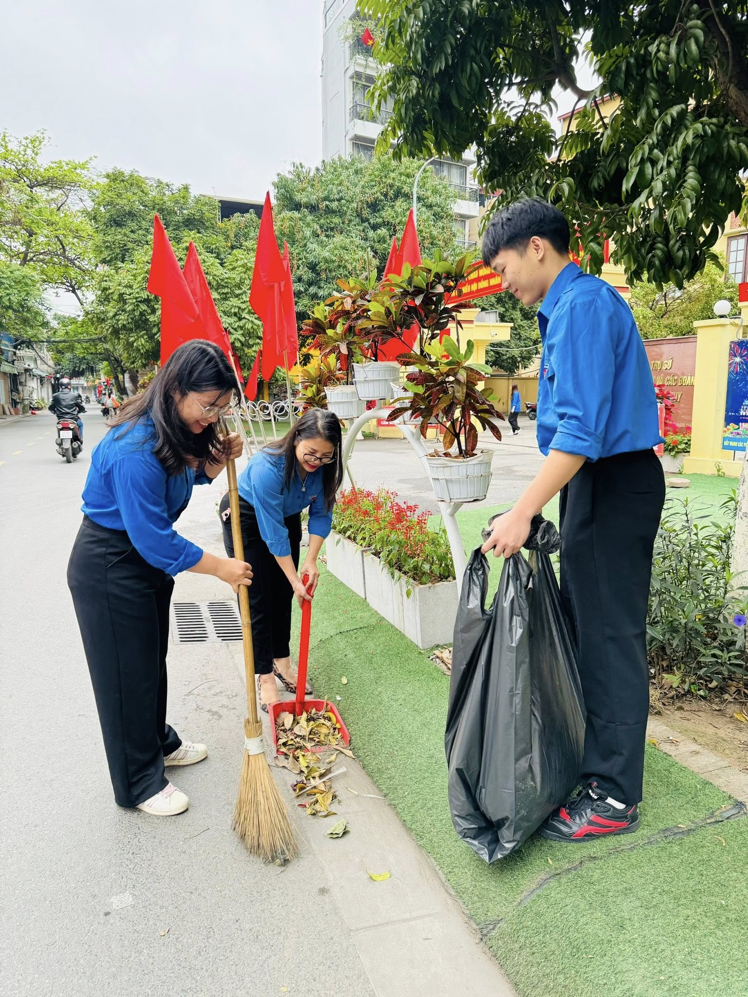 ĐOÀN TNCS HỒ CHÍ MINH PHƯỜNG VĨNH TUY RA QUÂN VỆ SINH MÔI TRƯỜNG CHÀO MỪNG CUỘC BẦU CỬ ĐẠI BIỂU QUỐC HỘI VÀ ĐẠI BIỂU HĐND CÁC CẤP, NHIỆM KỲ 2026 - 2031 VÀ HƯỞNG ỨNG THÁNG THANH NIÊN NĂM 2026- Ảnh 5.