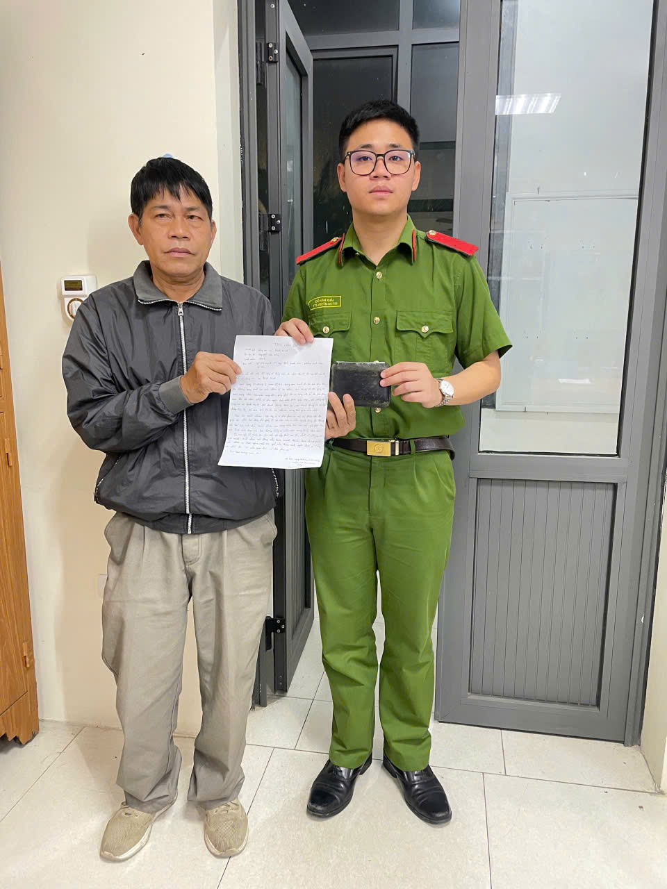 CÔNG AN XÃ BÌNH MINH: NHANH CHÓNG TÌM NGƯỜI ĐÁNH RƠI VÍ, TRAO TRẢ TÀI SẢN CHO CÔNG DÂN