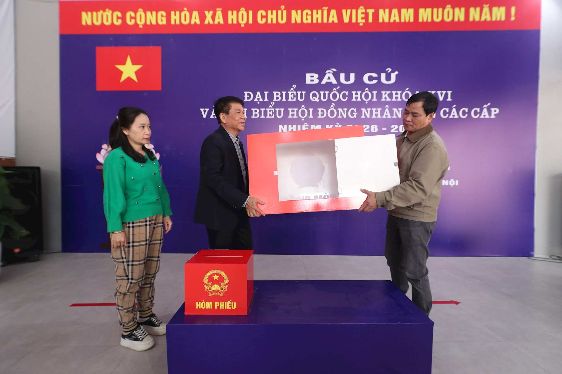 Lãnh đạo phường Tây Hồ kiểm tra các điểm bầu cử- Ảnh 2.