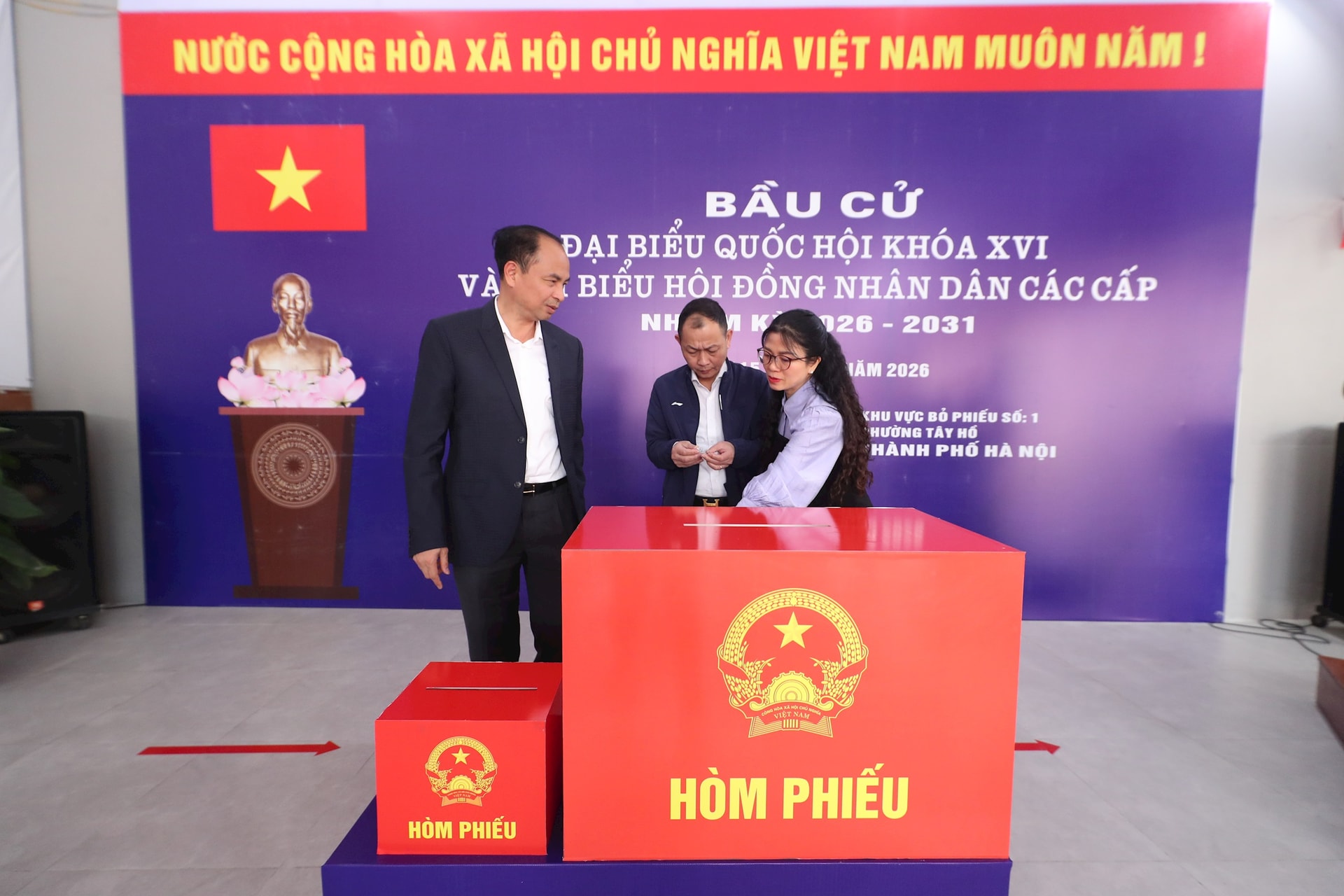 Lãnh đạo phường Tây Hồ kiểm tra các điểm bầu cử- Ảnh 3.