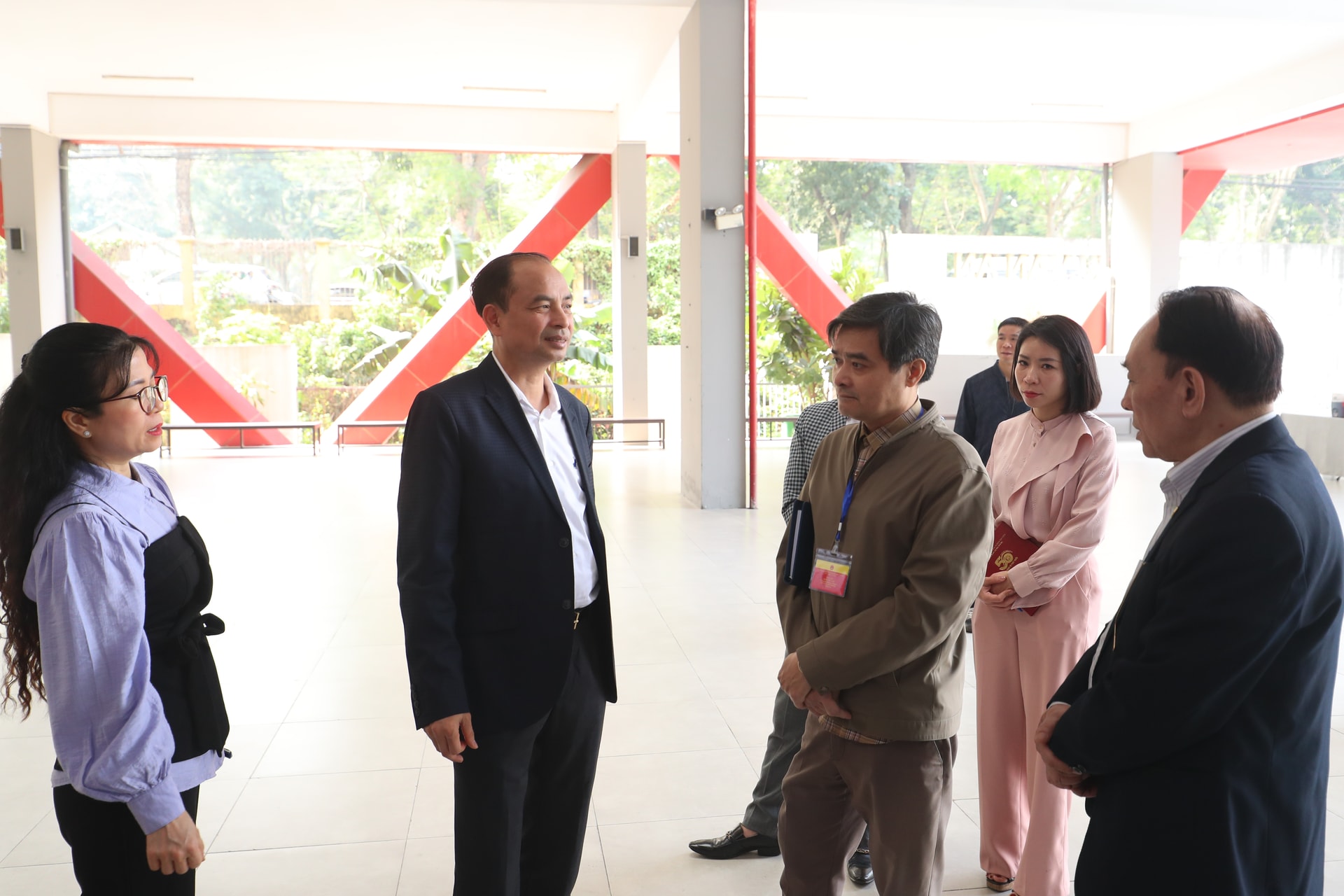 Lãnh đạo phường Tây Hồ kiểm tra các điểm bầu cử- Ảnh 1.