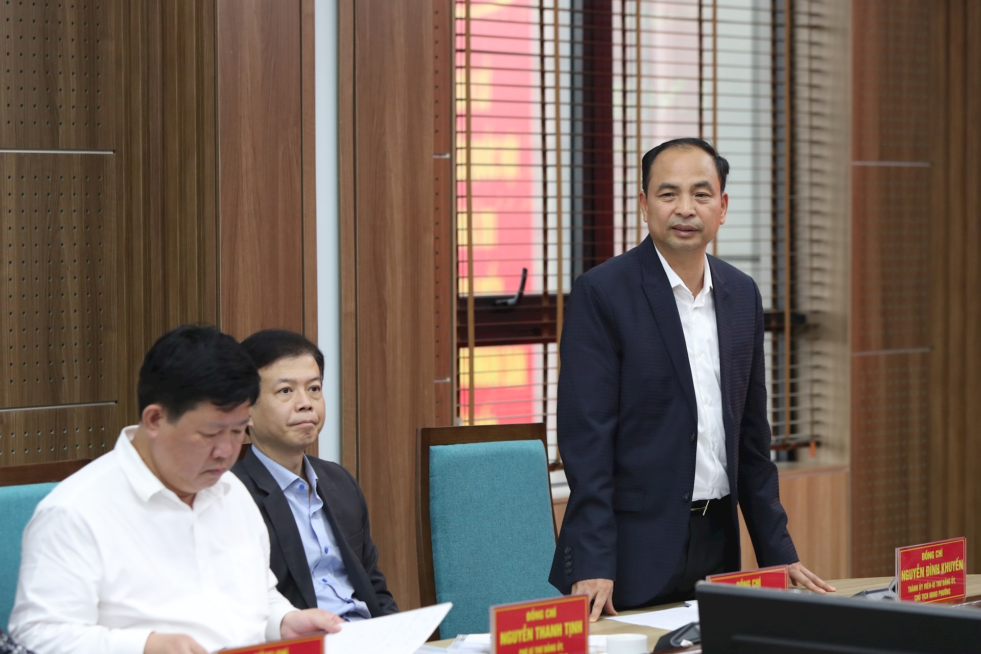 Đồng chí Bùi Huyền Mai - Chủ tịch Ủy ban MTTQ Việt Nam TP. Hà Nội  kiểm tra công tác bầu cử tại phường Tây Hồ- Ảnh 1.