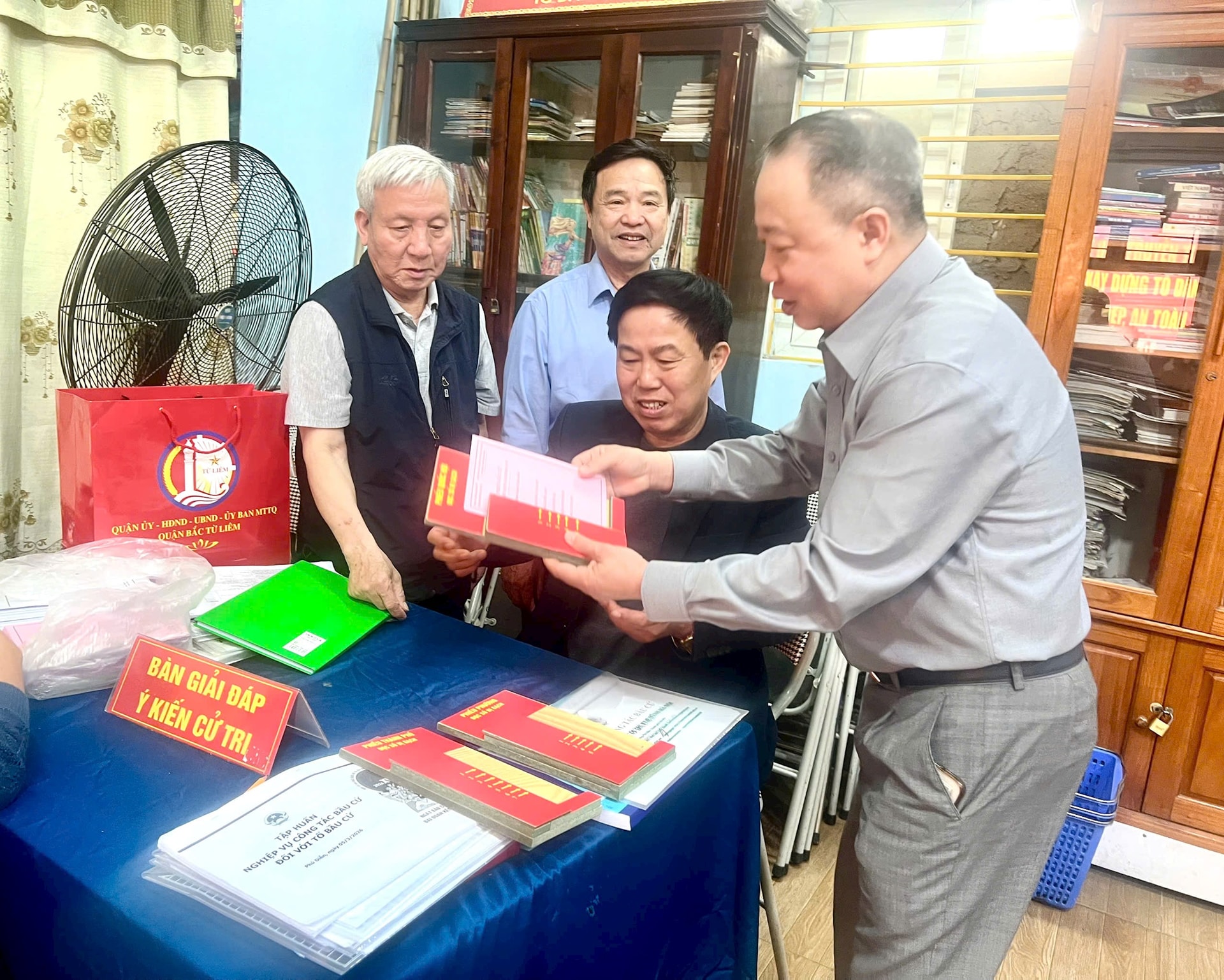 Công tác chuẩn bị tại các điểm bỏ phiếu phường Phú Diễn: Nhiều cách làm khoa học, hiệu quả- Ảnh 3.