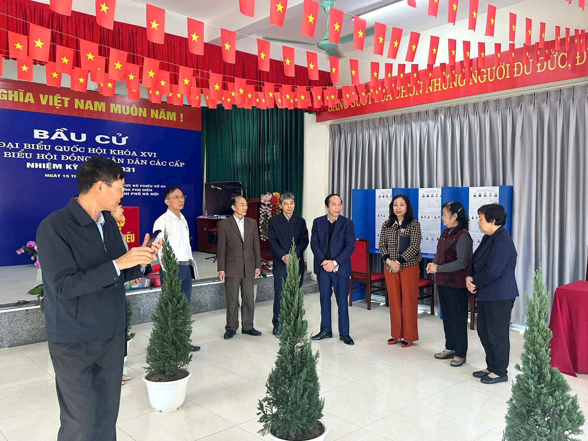 Công tác chuẩn bị tại các điểm bỏ phiếu phường Phú Diễn: Nhiều cách làm khoa học, hiệu quả- Ảnh 9.