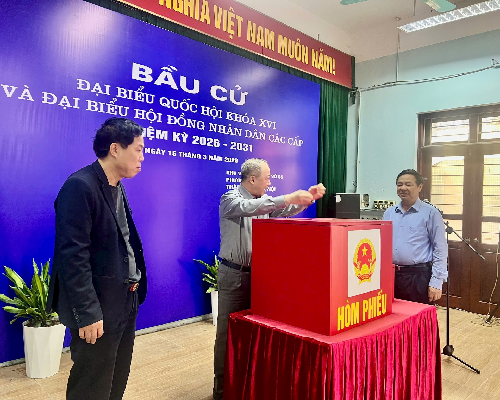 Công tác chuẩn bị tại các điểm bỏ phiếu phường Phú Diễn: Nhiều cách làm khoa học, hiệu quả- Ảnh 1.