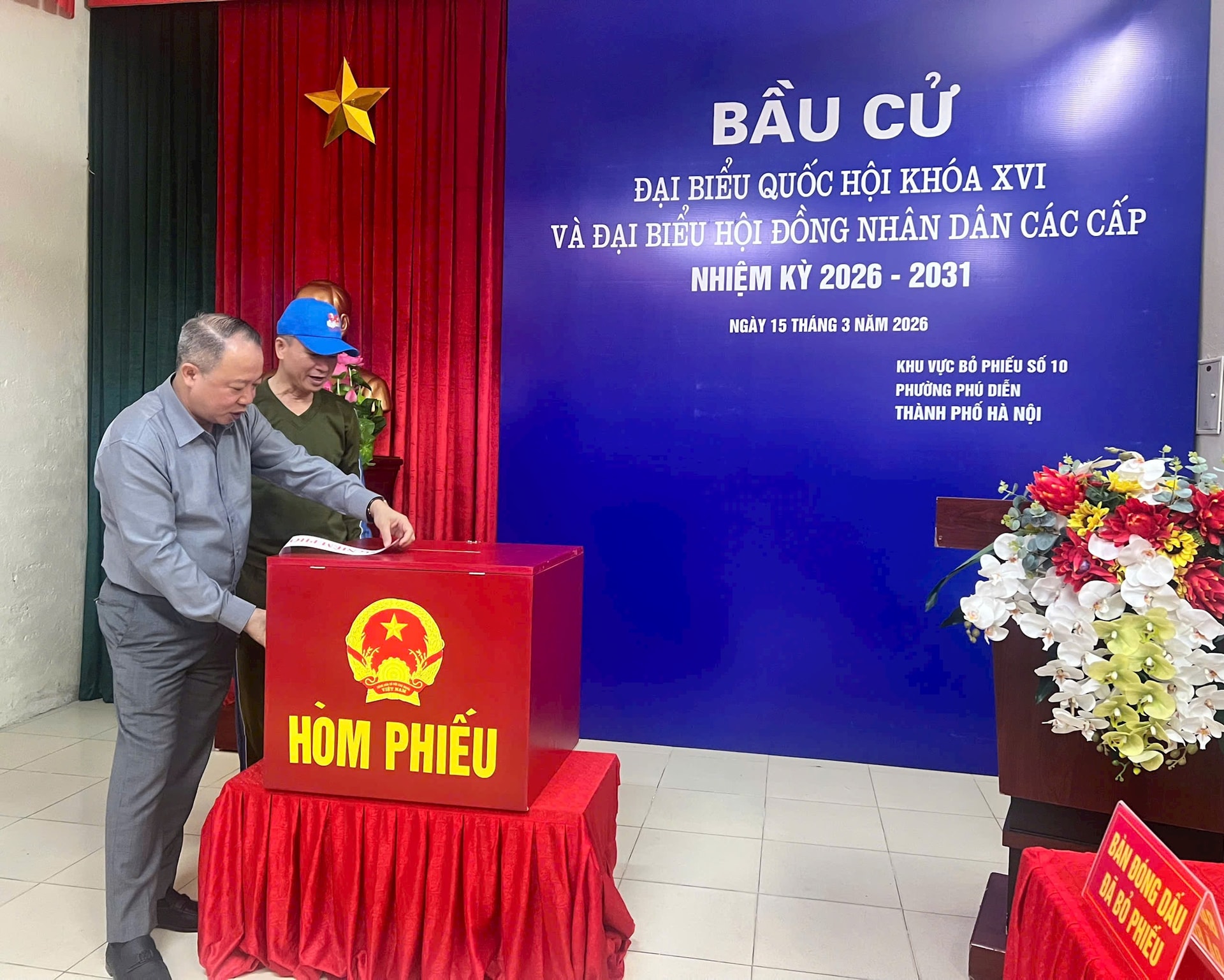 Công tác chuẩn bị tại các điểm bỏ phiếu phường Phú Diễn: Nhiều cách làm khoa học, hiệu quả- Ảnh 4.