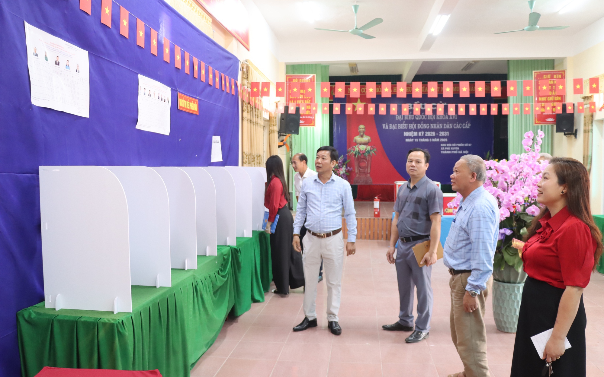 Đoàn công tác số 1 Ban giám khảo đi kiểm tra, chấm điểm thi đua tại các điểm bầu cử